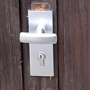 Defektes Schließblech Garagentor Sicherheitsbeschlag