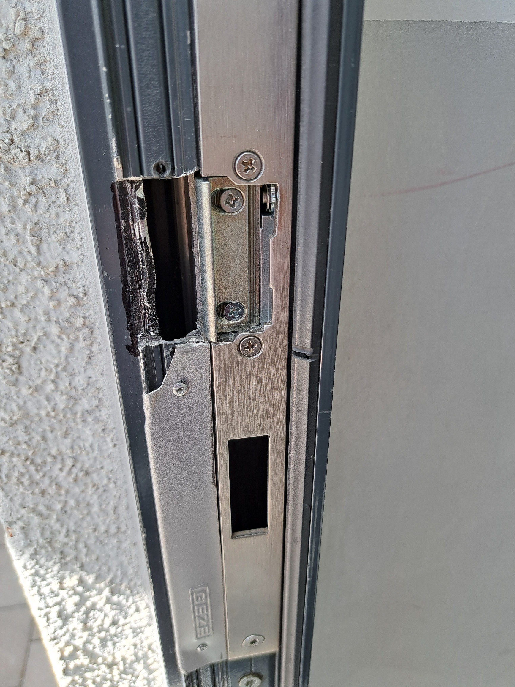 Defektes Schließblech